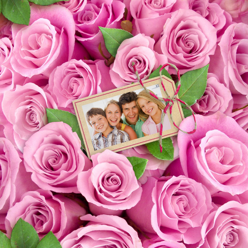 Mooie bloemenkaart met eigen foto tussen roze rozen - Bloemenkaarten Bloemenkaarten - Mooie bloemenkaart met eigen foto tussen roze rozen