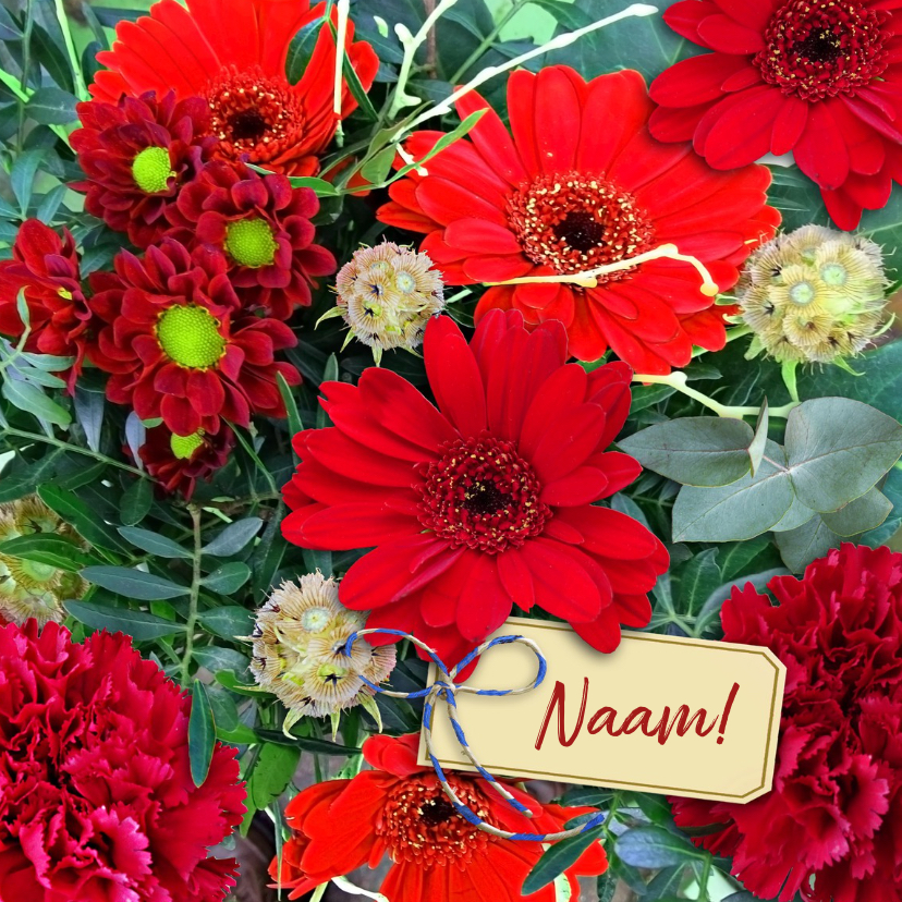 Bloemenkaarten - Mooie bloemenkaart met labeltje tussen rode bloemen