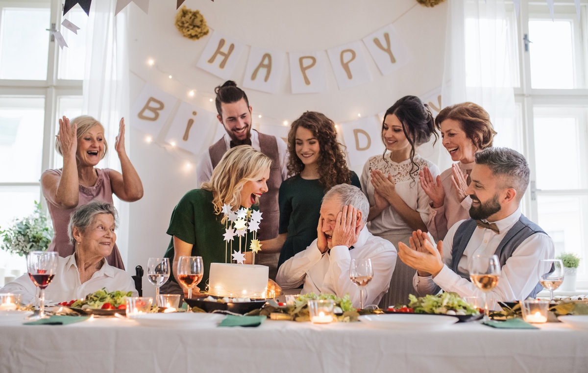 verkrachting verdiepen Lenen Verjaardag vieren: 18 verjaardagsfeest ideeën - Kaartje2go Blog