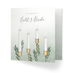 christelijke kerstkaart met advent kaarsen takjes groen licht en vrede