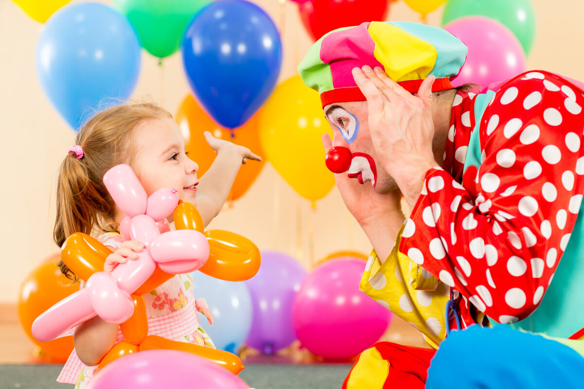 Clown spelletjes voor een kinderfeestje in circusthema