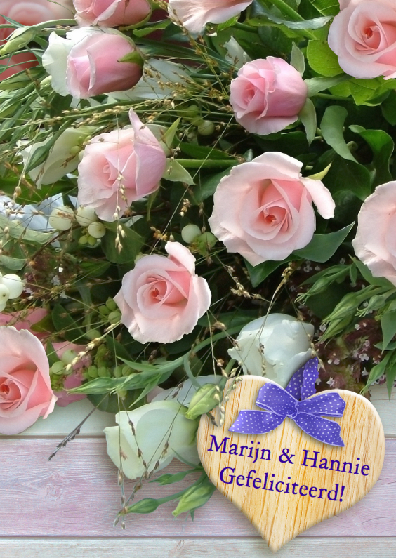 Bos rozen met hout en gelukswens op houten hart - Felicitatiekaarten Felicitatiekaarten - Bos rozen met hout en gelukswens op houten hart