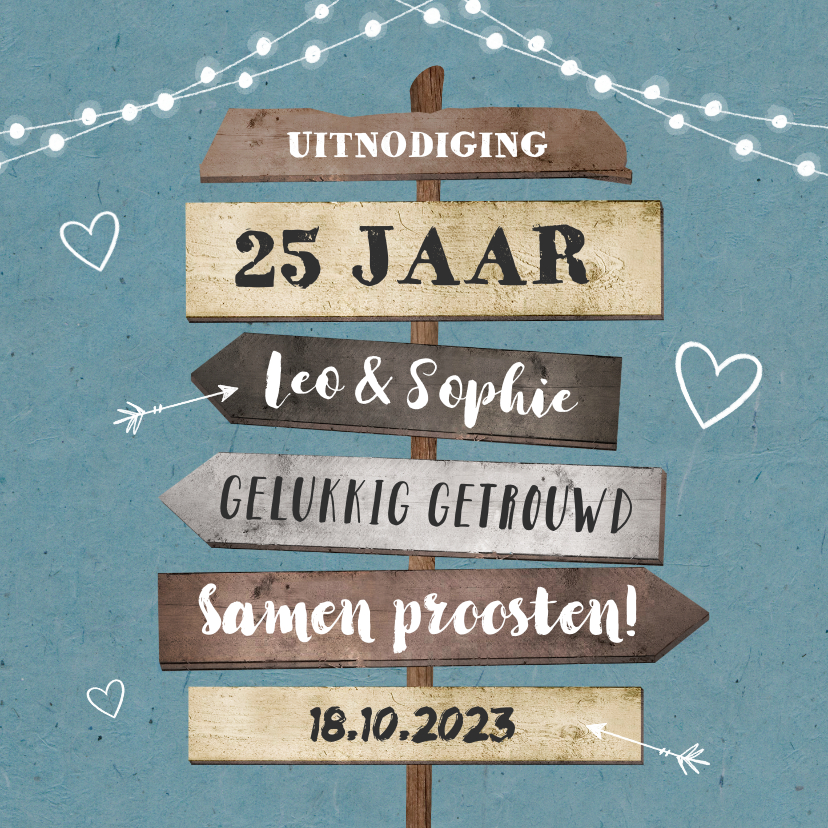 Jubileumkaart uitnodiging hip met houten wegwijzers en foto - Jubileumkaarten Jubileumkaarten - Jubileumkaart uitnodiging hip met houten wegwijzers en foto