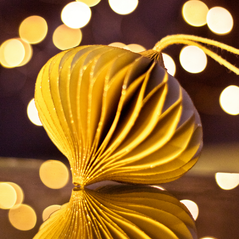 Kerstkaarten - Kerstkaart met een gouden kerstbal en wazige lichtjes