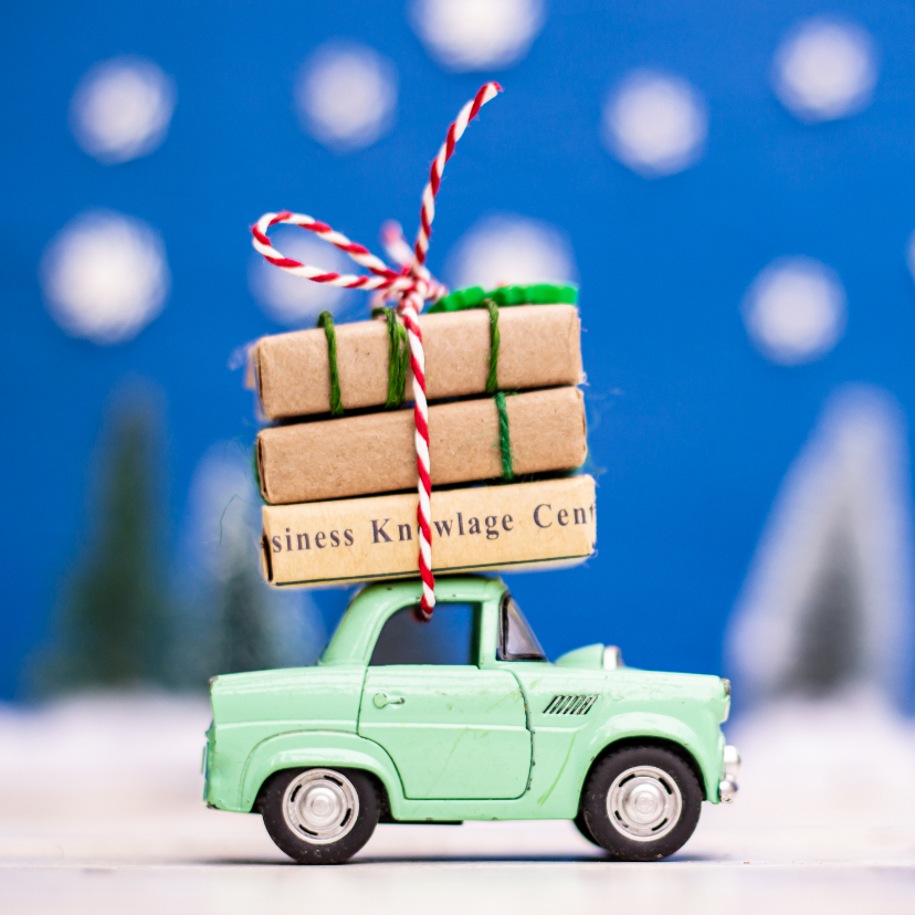 Kerstkaarten - Kerstkaart met een groen autootje dat presentjes vervoert