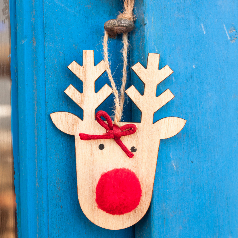 Kerstkaart met een houten rendier op een blauwe deur - Kerstkaarten Kerstkaarten - Kerstkaart met een houten rendier op een blauwe deur