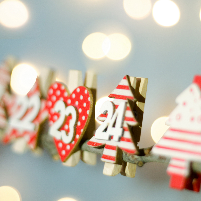 Kerstkaart met houten adventskalender en wazige lichtjes - Kerstkaarten Kerstkaarten - Kerstkaart met houten adventskalender en wazige lichtjes