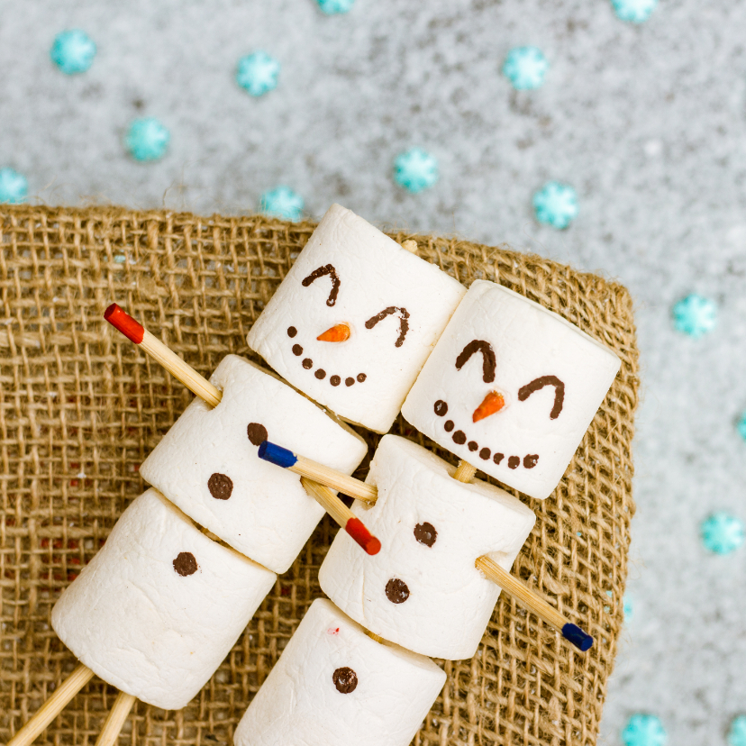 Kerstkaart met marshmallow sneeuwpoppen en sneeuwvlokken - Kerstkaarten Kerstkaarten - Kerstkaart met marshmallow sneeuwpoppen en sneeuwvlokken