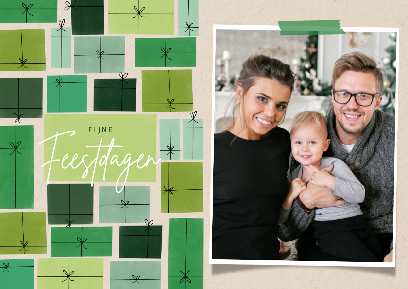 Leuke kerstkaart groene cadeau's en foto op papierlook - Kerstkaarten Kerstkaarten - Leuke kerstkaart groene cadeau's en foto op papierlook