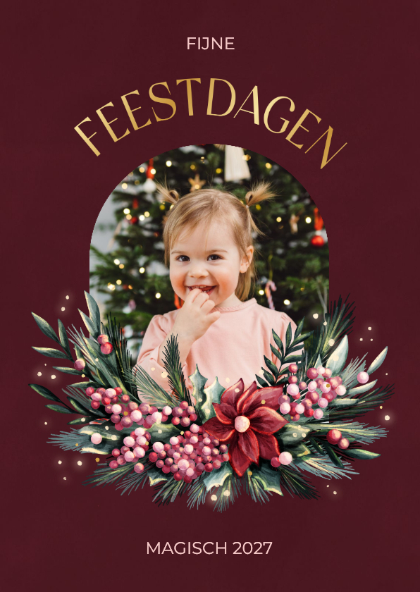 Rode kerstkaart met foto en krans met bloemen en besjes - Kerstkaarten Kerstkaarten - Rode kerstkaart met foto en krans met bloemen en besjes
