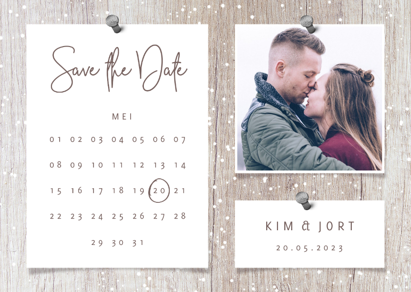 Save the date kalender hout met sneeuw, foto's en spijkers - Kerstkaarten Kerstkaarten - Save the date kalender hout met sneeuw, foto's en spijkers
