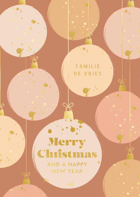 Terra kleurige kerstkaart met kerstballen en goudlook - Kerstkaarten Kerstkaarten - Terra kleurige kerstkaart met kerstballen en goudlook