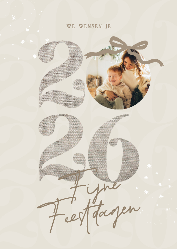 Trendy kerstkaart beige strik jaartal linnenlook met foto - Kerstkaarten Kerstkaarten - Trendy kerstkaart beige strik jaartal linnenlook met foto