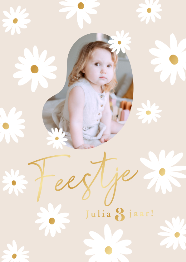 Kinderfeestjes - Lieve beige kinderfeestje uitnodiging met bloemetjes en goud