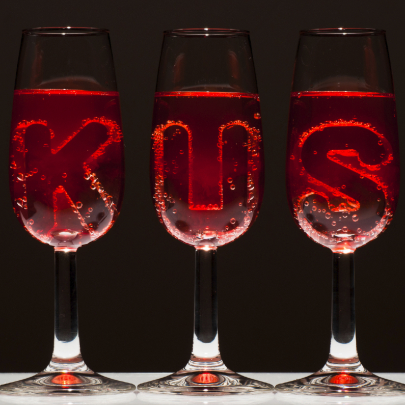 KUS in champagne glazen - Liefde kaarten Liefde kaarten - KUS in champagne glazen