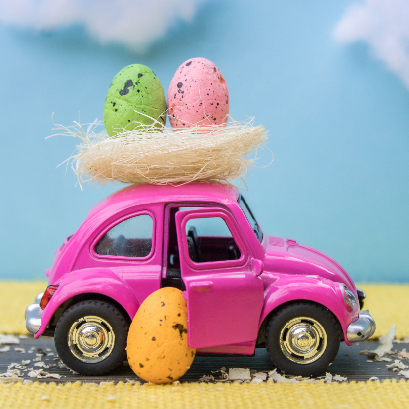 Paaskaarten - Paaskaart met een roze auto en een nest met paaseieren