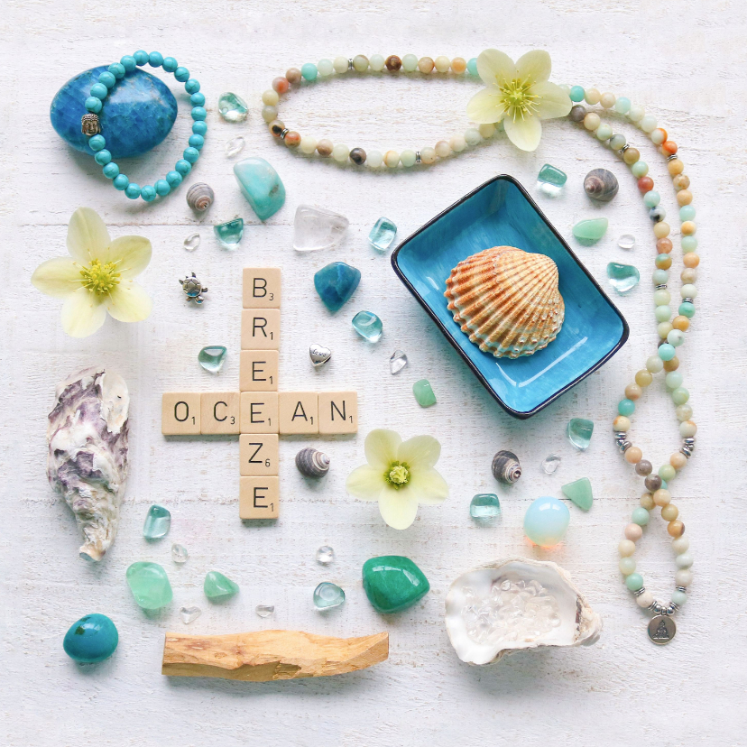 Spreukenkaart zeewind met letters schelpen en edelstenen - Spreukenkaarten Spreukenkaarten - Spreukenkaart zeewind met letters schelpen en edelstenen
