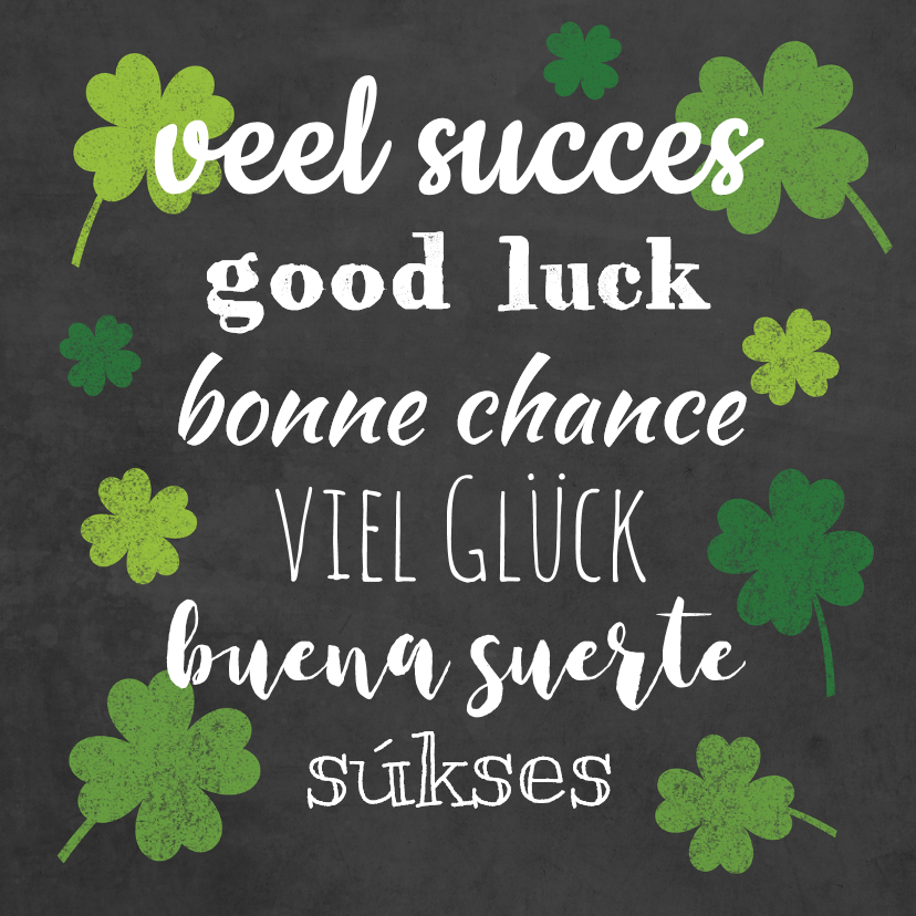 Succes kaart voor met groene klavers vier op krijtbord - Succes kaarten Succes kaarten - Succes kaart voor met groene klavers vier op krijtbord