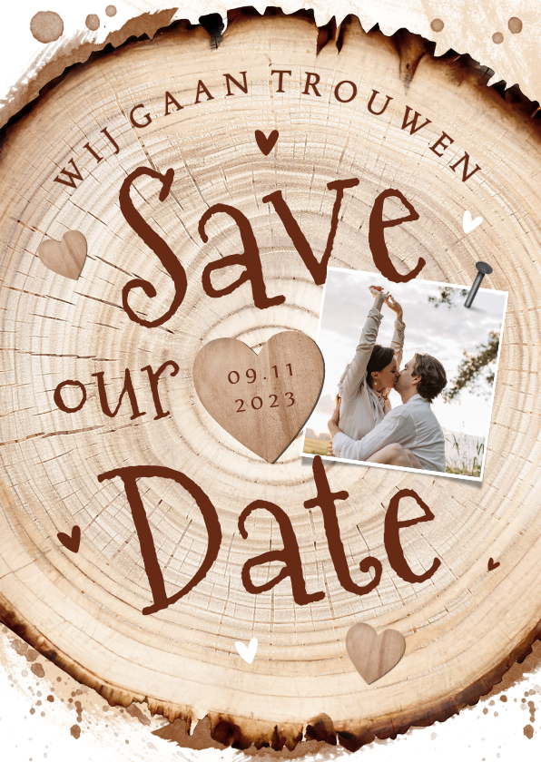 Trouwkaarten - Save the date uitnodiging hout boomstam hartjes foto