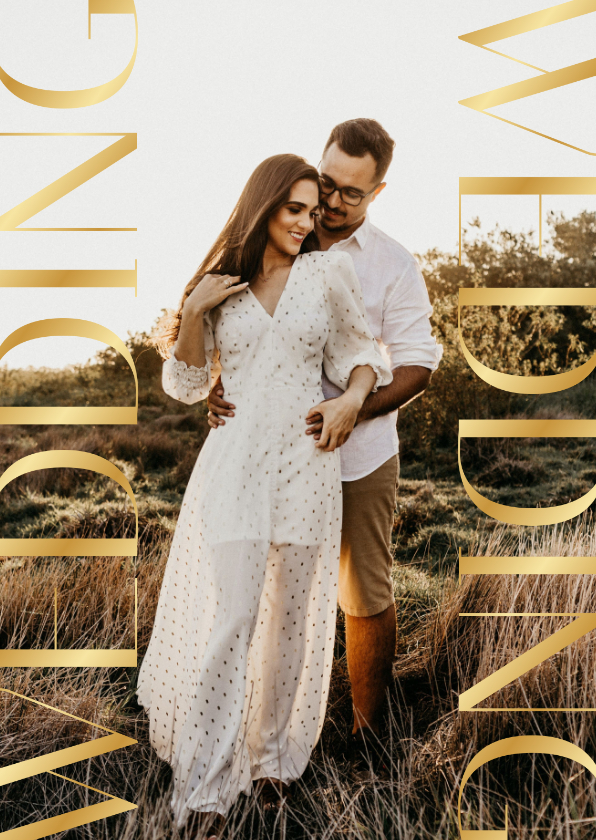 Stijlvolle foto trouwkaart met klassieke gouden typografie Stijlvolle foto trouwkaart met klassieke gouden typografie