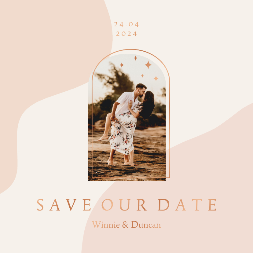 Trendy save the date kaart in aardetinten met foto en boog - Trouwkaarten Trouwkaarten - Trendy save the date kaart in aardetinten met foto en boog