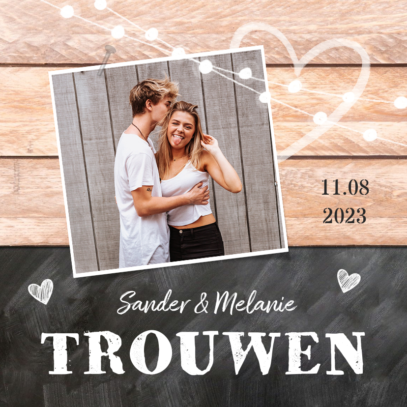 Trouwkaarten - Trouwkaart hip hout krijtbord foto lampjes