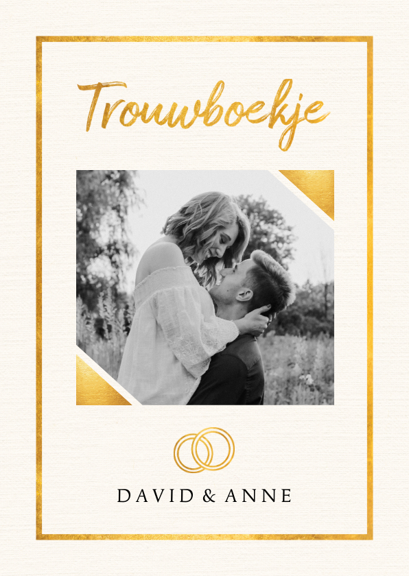 Trouwkaart in trouwboek vorm met witte achtergrond Trouwkaart in trouwboek vorm met witte achtergrond