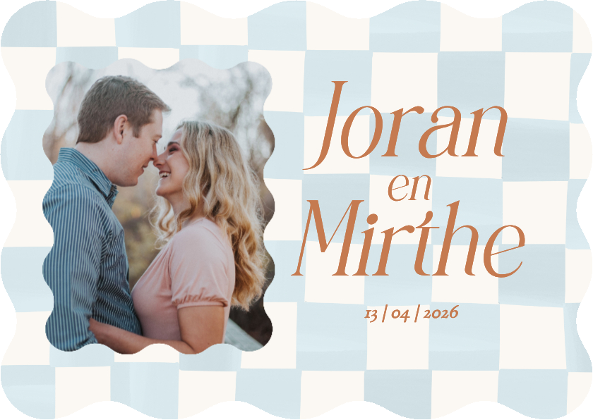 Trouwkaart met lichtblauwe blokjes en foto golvende rand - Trouwkaarten Trouwkaarten - Trouwkaart met lichtblauwe blokjes en foto golvende rand