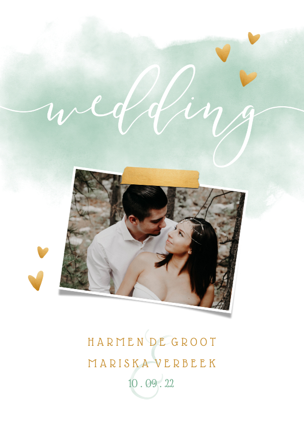 Trouwkaart 'WEDDING' met waterverf, gouden hartjes en foto