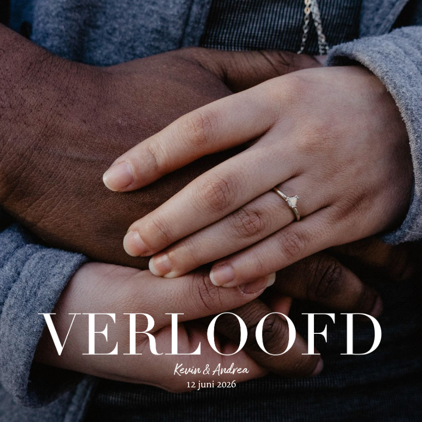 Verlovingskaartje grote foto en witte typografie verloofd - Trouwkaarten Trouwkaarten - Verlovingskaartje grote foto en witte typografie verloofd