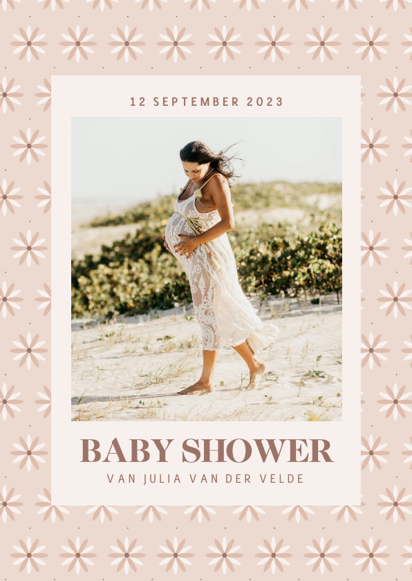 Uitnodigingen - Beige uitnodiging babyshower met bloemenpatroon en foto