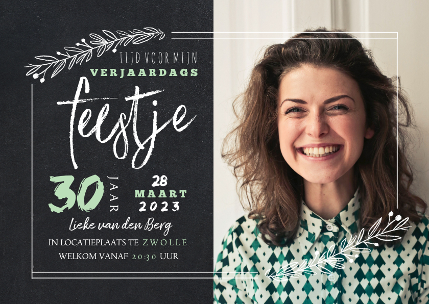 Hippe uitnodiging krijtbord look met foto en handlettering - Uitnodigingen Uitnodigingen - Hippe uitnodiging krijtbord look met foto en handlettering