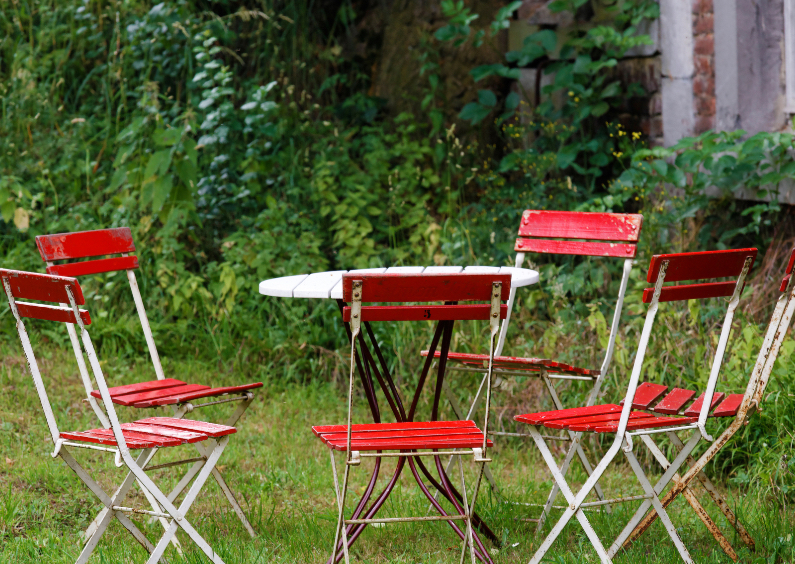 Tuintafereel met rode stoeltjes - OT - Uitnodigingen Uitnodigingen - Tuintafereel met rode stoeltjes - OT
