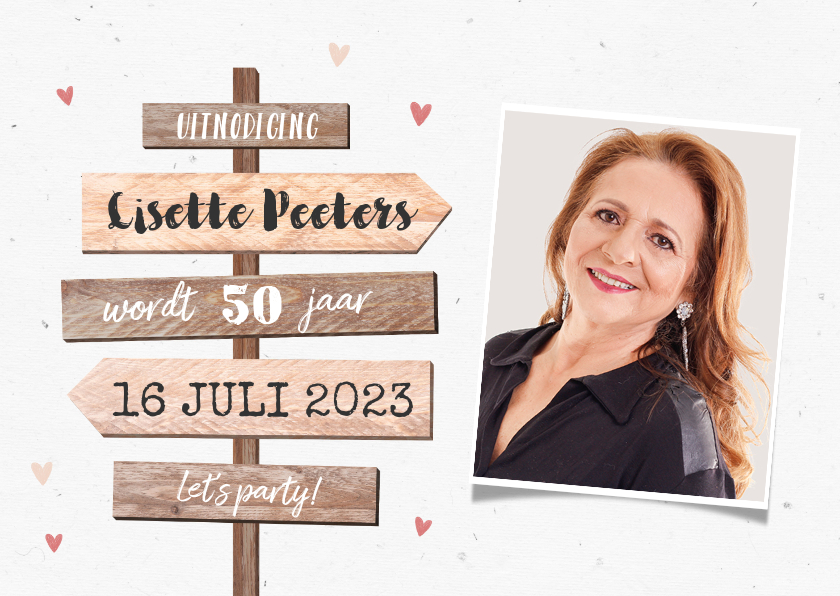 Uitnodigingskaart vrouw wegwijzers hout hartjes foto - Uitnodigingen Uitnodigingen - Uitnodigingskaart vrouw wegwijzers hout hartjes foto