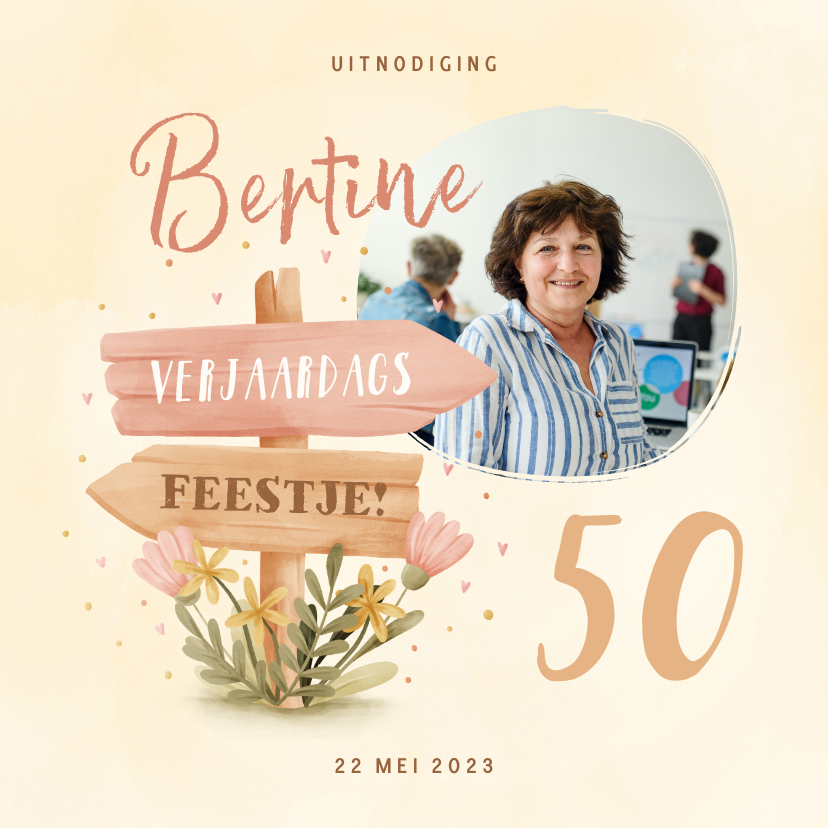 Uitnodigingen - Verjaardagskaart met foto wegwijzer en bloemen 50 jaar