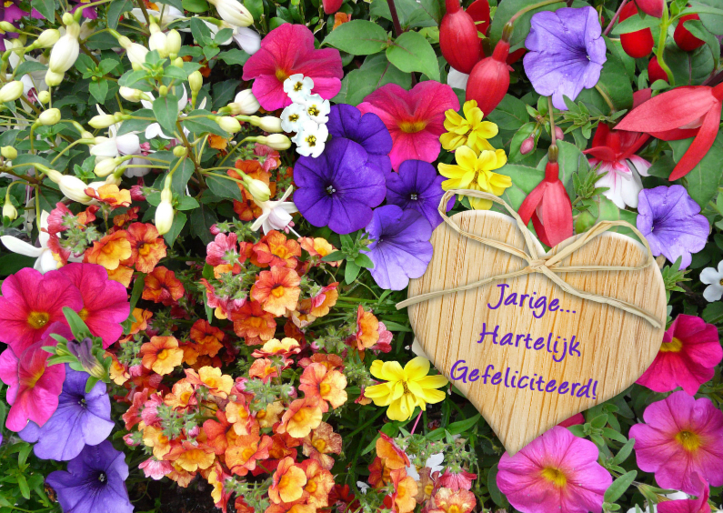 Verjaardagskaarten - Kleurrijke bloemenpracht in border met houten hartje