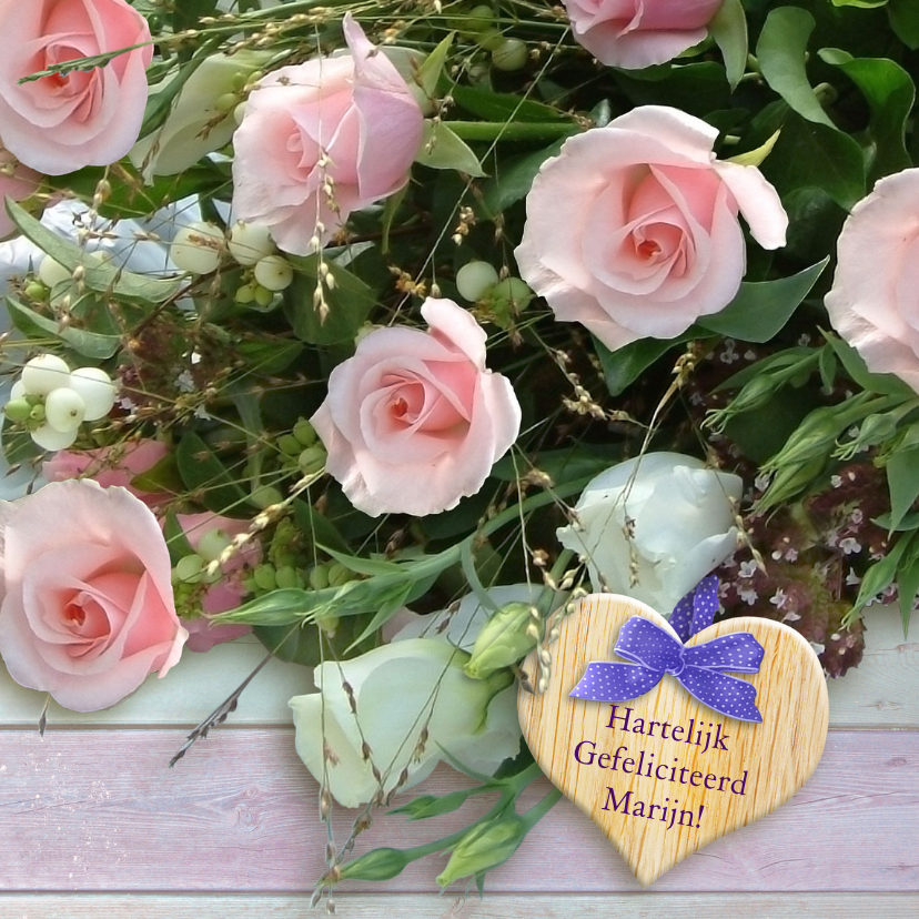Verjaardagskaarten - Mooi boeket met roze rozen en hart op steigerhout