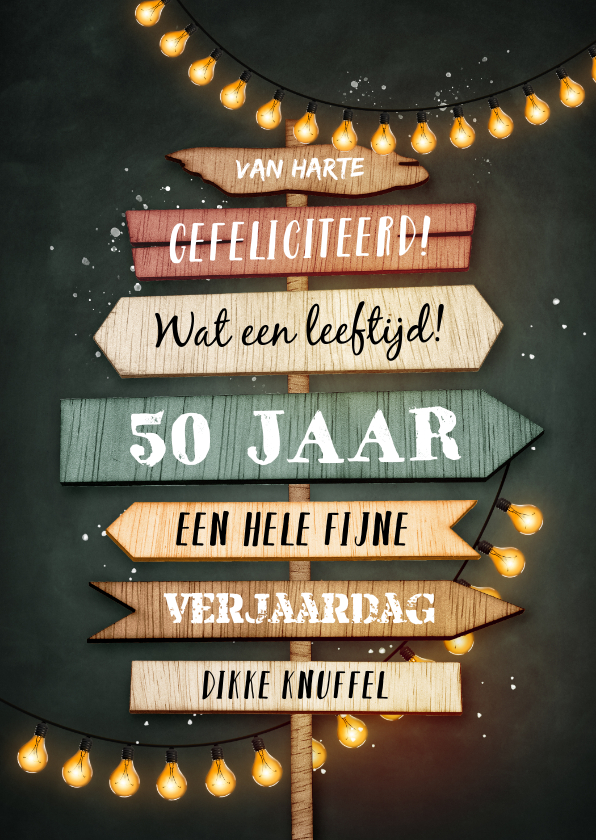 Verjaardagskaart krijtbord houten wegwijzers lampjes slinger - Verjaardagskaarten Verjaardagskaarten - Verjaardagskaart krijtbord houten wegwijzers lampjes slinger