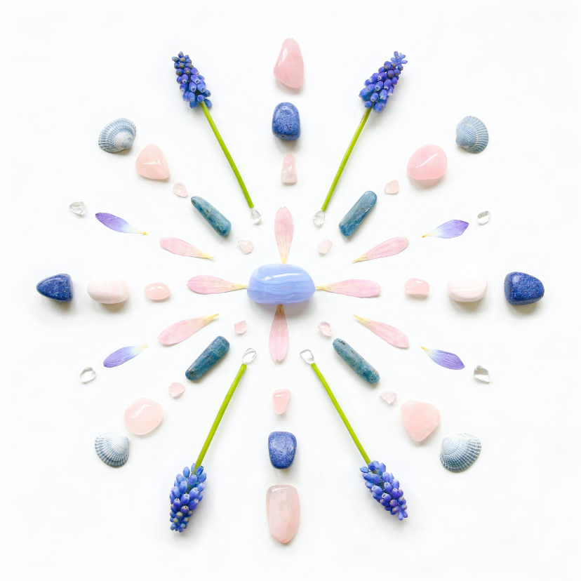 Vriendschapskaart mandala met chalcedoon en blauwe druifjes - Vriendschap kaarten Vriendschap kaarten - Vriendschapskaart mandala met chalcedoon en blauwe druifjes