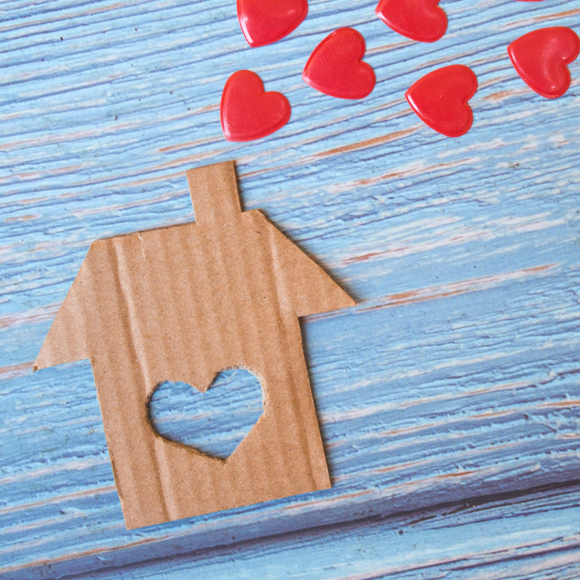 "Nieuw huis" kaart met kartonnen huis en rode harten - Welkom thuis kaarten Welkom thuis kaarten - "Nieuw huis" kaart met kartonnen huis en rode harten
