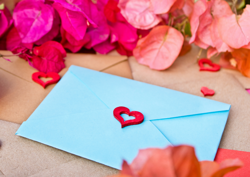 Wenskaarten - Ik denk aan je kaart met blauwe brief en roze bloemen