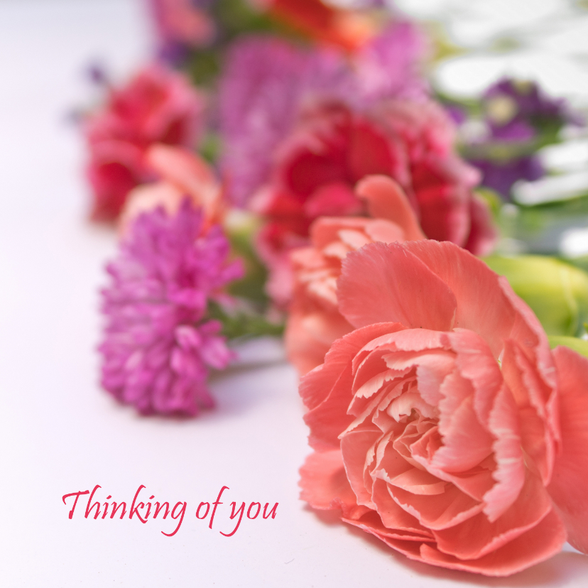 Ik denk aan je kaart met paarse en roze bloemen - Wenskaarten Wenskaarten - Ik denk aan je kaart met paarse en roze bloemen