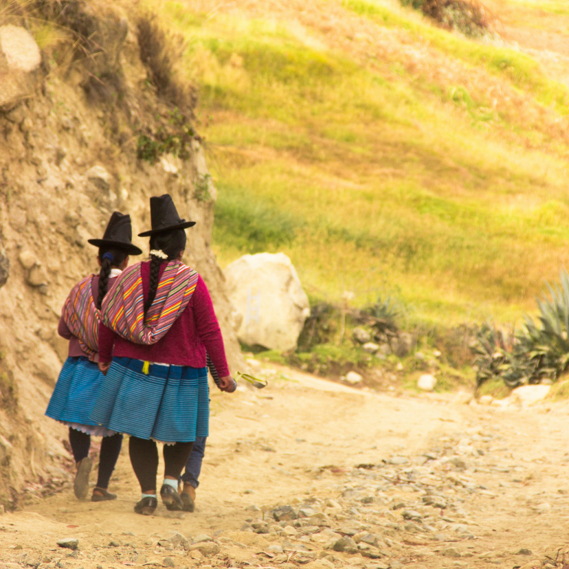 Vriendschapskaart met twee Peruaanse vrouwen wandelend - Wenskaarten Wenskaarten - Vriendschapskaart met twee Peruaanse vrouwen wandelend