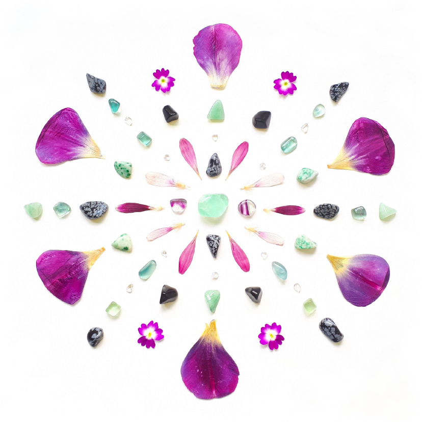 Woonkaart kleurrijke mandala met fluoriet en tulpenblaadjes - Woonkaarten Woonkaarten - Woonkaart kleurrijke mandala met fluoriet en tulpenblaadjes