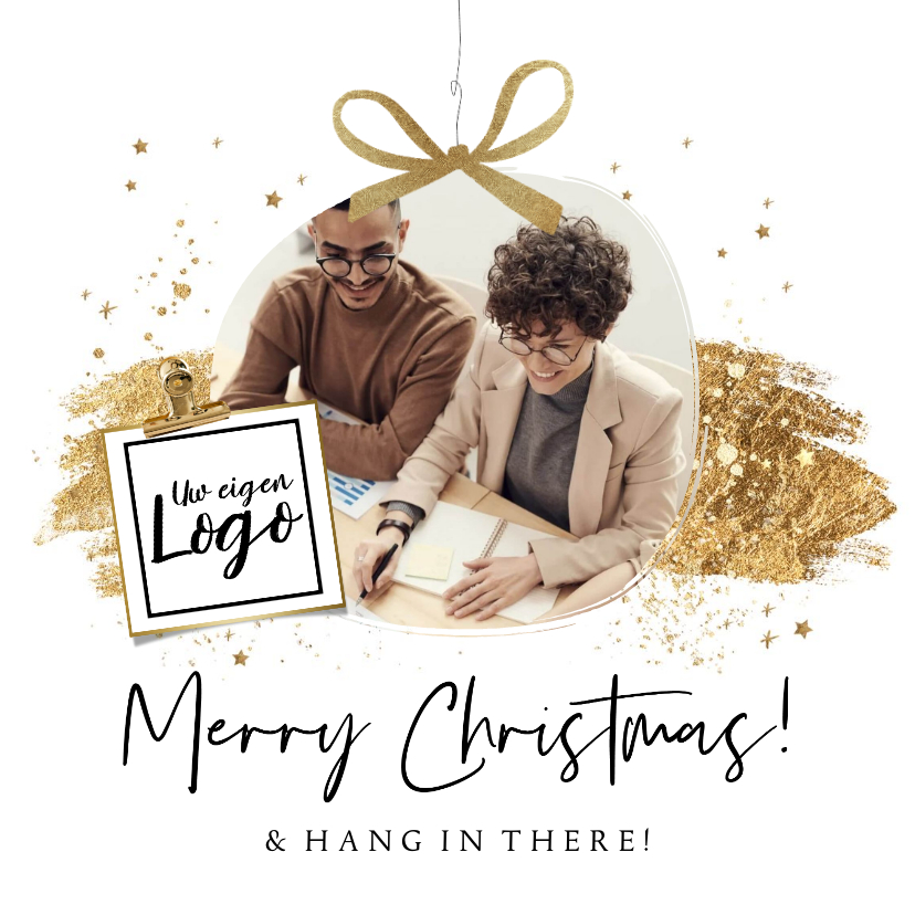 Kerstkaart 'Hang in there' kerstbal goudlook verfstreep logo - Zakelijke kerstkaarten Zakelijke kerstkaarten - Kerstkaart 'Hang in there' kerstbal goudlook verfstreep logo