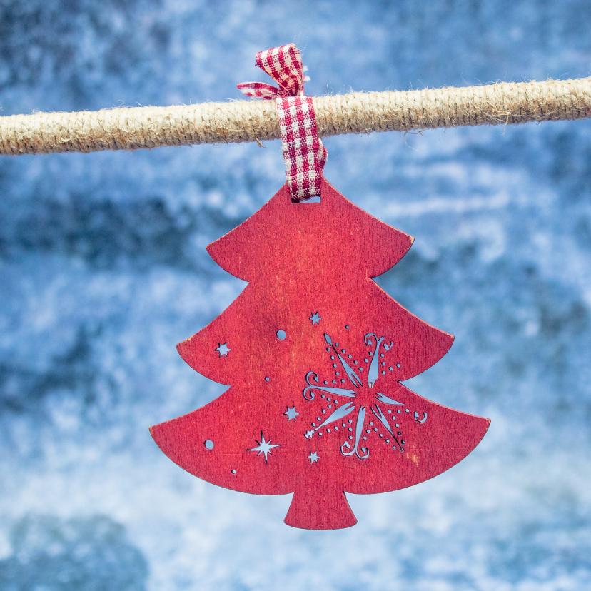 Zakelijke kerstkaarten - Kerstkaart met rode kerstboom hangend aan een tak 